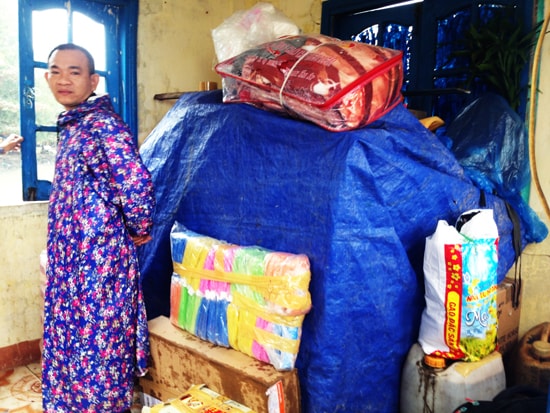 Chỗ làm việc của cán bộ, chiến sĩ trạm kiểm soát Biên phòng Cửa Đại nhường chỗ để hàng hóa và vật dụng của học sinh - sinh viên và người dân bị kẹt trong máy ngày qua. Ảnh: MINH HẢI