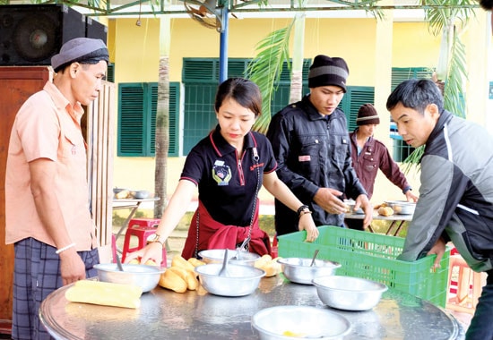 Trần Vũ Minh Trang chuẩn bị bữa ăn cho các bệnh nhân đang điều dưỡng tại Trung tâm Điều dưỡng người tâm thần Quảng Nam. Ảnh: MỸ LINH