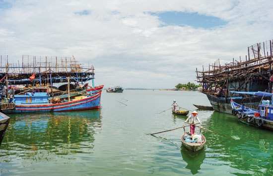 Tàu thuyền các nơi về cảng Tam Quang neo đậu, lấy nhu yếu phẩm cho chuyến biển mới. Ảnh: THẢO NHI