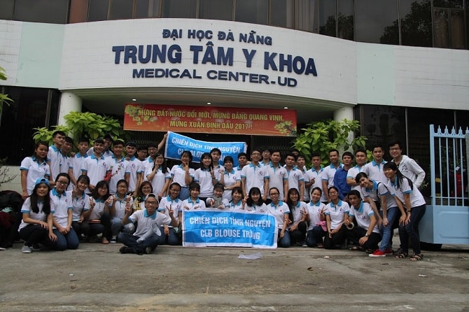 Các thành viên CLB Blouse trắng tập hợp trước chuyến đi. Ảnh: Q.T