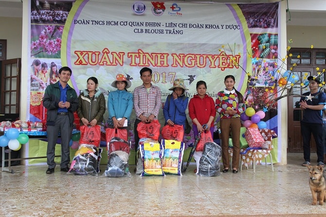 Hơn 150 suất quà và 1000 bộ quần áo đã được trao cho bà con xã Trà Tập. Ảnh: Q.T