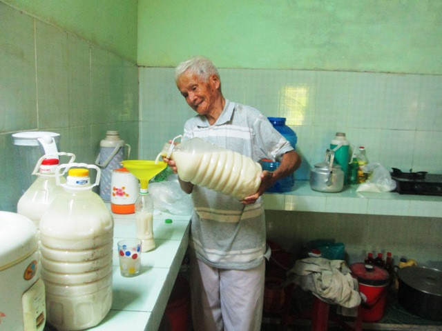 Gia đình ông Nguyễn Bình mấy chục năm qua vẫn lưu giữ nét đặc trưng của làng nghề truyền thống. Ảnh: LIÊN - PHƯỜNG
