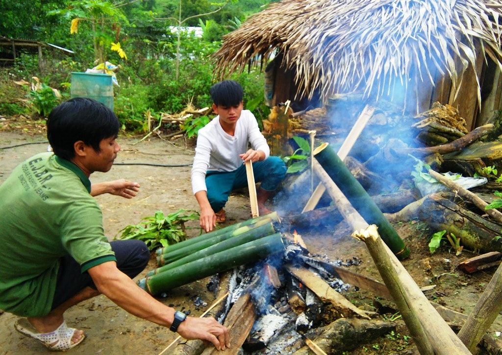 Người làng Bút Tưa cùng chế biến ẩm thực truyền thống trong ngày vui chung của dân làng. Ảnh: Đ.N