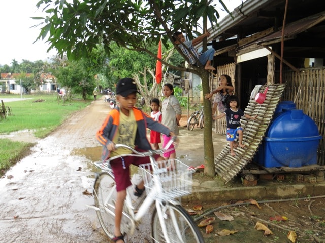 Nắng lên, trẻ con thôn Yều nô đùa chờ tết. Ảnh: H.LIÊN