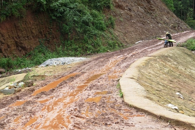 Tết về trên A Chôm 2 kém vui vì đường sá lầy lội, không thể du xuân. Ảnh: H.LIÊN