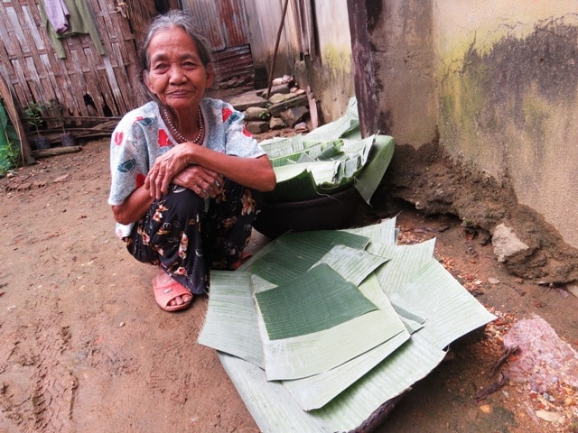 Mế thôn Yều hong khô lá để nấu bánh chưng đón Tết. Ảnh: H.LIÊN