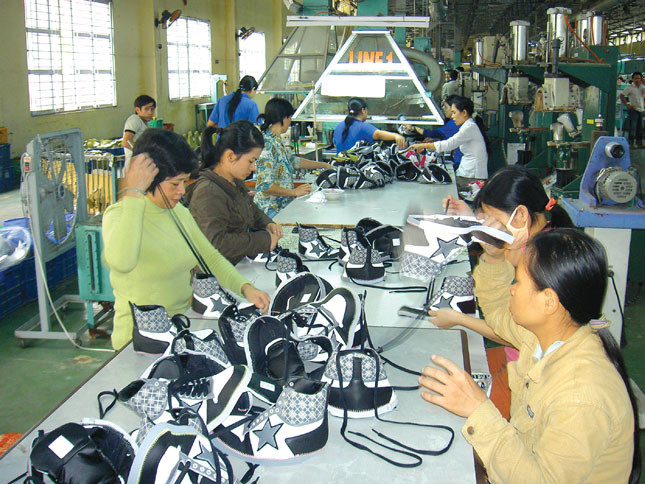 Một dây chuyền sản xuất của Công ty TNHH sản xuất và thương mại hữu Nghị.                                       Ảnh: ĐỨC THỊNH