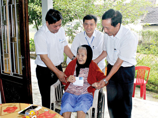 Mẹ Nguyễn Thị Trung (Quế Sơn) rất vui khi có những đứa con tới thăm.Ảnh: D.LỆ