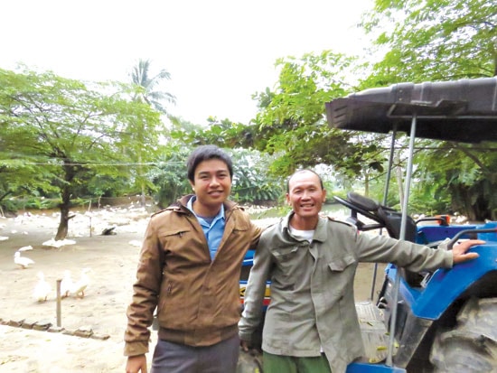 Ông Phạm Văn Gia và anh Nguyễn Đình Trung - người đã hết lòng giúp đỡ ông vay vốn. Ảnh: ANH KHANG