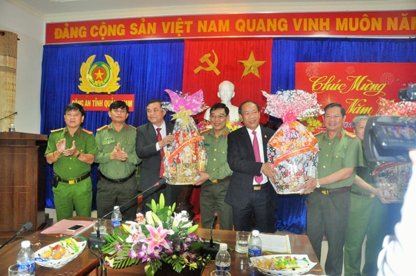 Phó Bí thư Thường trực Tỉnh ủy Phan Việt Cường và Chủ tịch UBND tỉnh Đinh Văn Thu tặng quà cho lãnh đạo Công an tỉnh. Ảnh: X.PHÚ