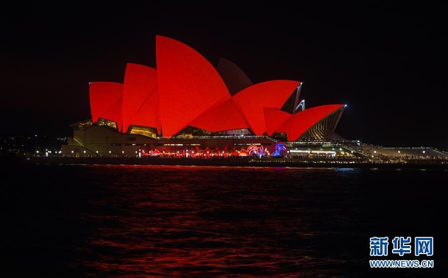 m đắm trong màu sắc rực đỏ tại nhà hát Opera tại Sydney, Australia