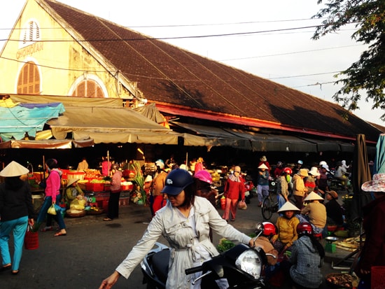 Chợ Hội An nhộn nhịp phiên chợ mở hàng đầu năm. Ảnh: MINH HẢI