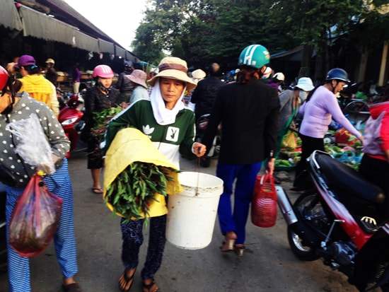 Hối hả cho buổi chợ đầu năm. Ảnh: MINH HẢI