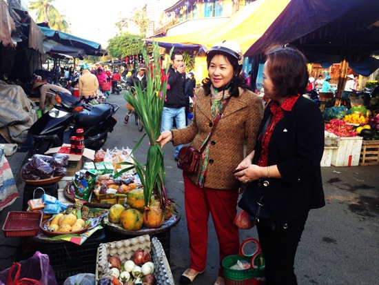 Gặp nhau cười chào, chúc nhau với những lời chúc an khang. Ảnh: MINH HẢI