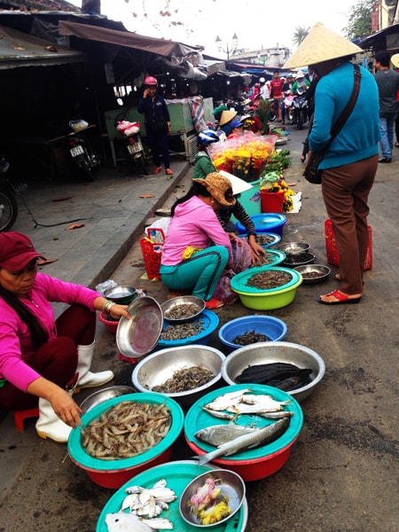 Tất cả các loại tôm cá sông tươi sống được bán tại buổi chở mở hàng. Ảnh: MINH HẢI