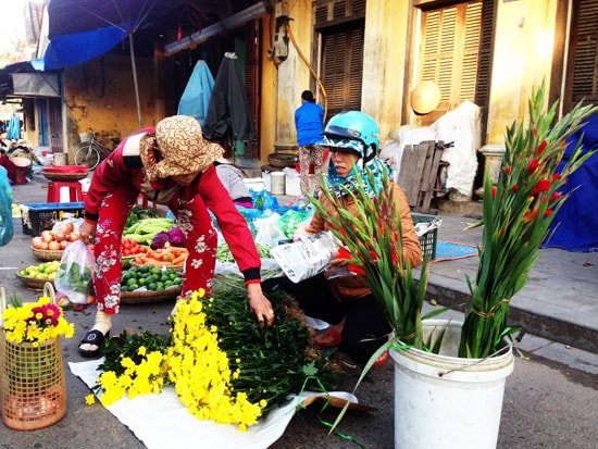 Hoa cảnh tự trồng làm nổi bạt phiên chợ tết đầu năm. Ảnh: MINH HẢI