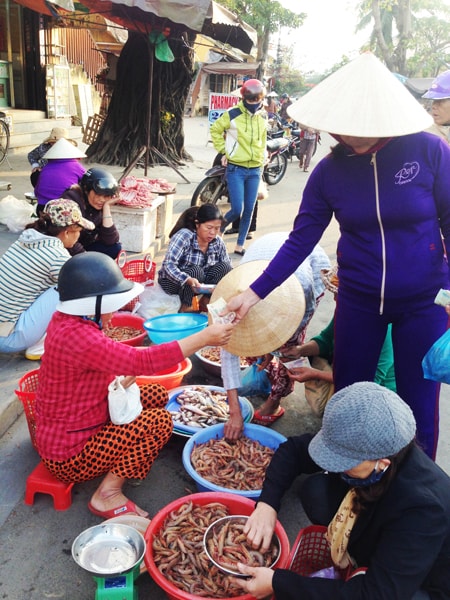 Mua bán vui vẻ đầu năm. Ảnh: MINH HẢI