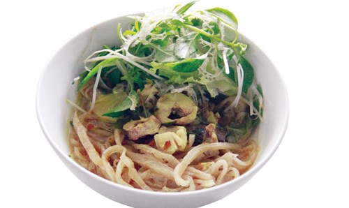 Tô bánh đăng báo như một khúc biến tấu của mì Quảng, có thêm nước nhân cá lóc, rau sống, ăn kèm đậu phụng và bánh tráng.