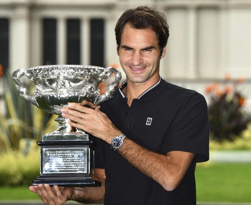 Niềm vui của tay vợt người Thụy Sĩ khi ôm trên tay chiếc cúp vô địch Australian Open 2017