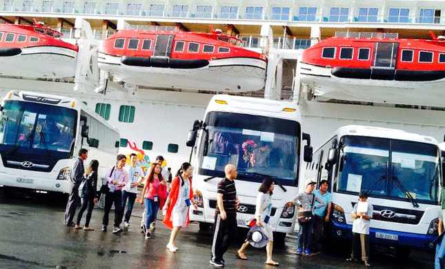 Du khách cập cảng Tiên Sa về Đà Nẵng.