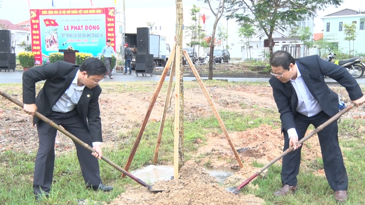 Phó Chủ tịch UBND tỉnh Lê Trí Thanh hưởng ứng Tết trồng cây đời đời nhớ ơn Bác Hồ. Ảnh: MỸ LINH