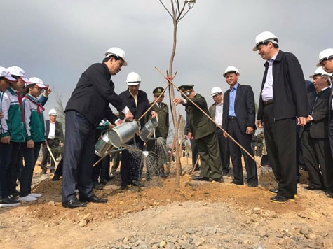 Chủ tịch nước Trần Đại Quang tham gia trồng cây sau lễ phát động. Ảnh: VGP/Đỗ Hương 