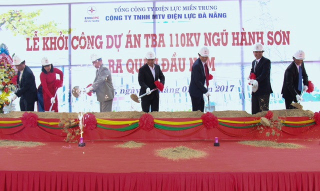 Các đại biểu thực hiện nghi lễ khởi công dự án. Ảnh: Q.T