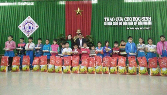 Trường Tiểu học Trần Quốc Toản (Tam Kỳ) tặng quà tết cho học sinh nghèo. Ảnh: TÙNG CHI