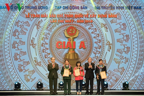 Ông Đinh Thế Huynh và ông Nguyễn Thiện Nhân trao cúp và bằng chứng nhận cho đại diện 3 nhóm tác giả đoạt giải A (Ảnh: Vũ Toàn)