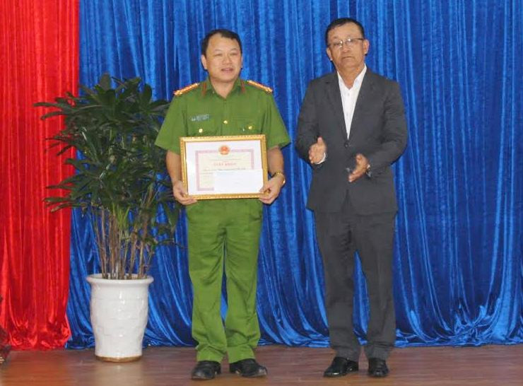 Ông Nguyễn Văn Dũng - Chủ tịch UBND TP.Hội An trao thưởng cho Công an TP.Hội An.