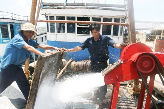 Tàu của ngư dân Đặng Văn Mầy chuẩn bị đá lạnh cho chuyến biển đầu xuân Đinh Dậu.