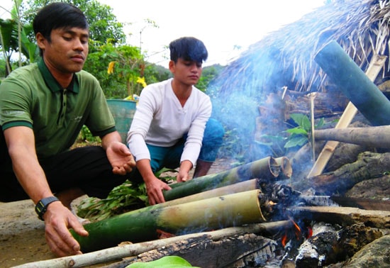 Chế biến các món nướng ống. Ảnh: ALĂNG NGƯỚC