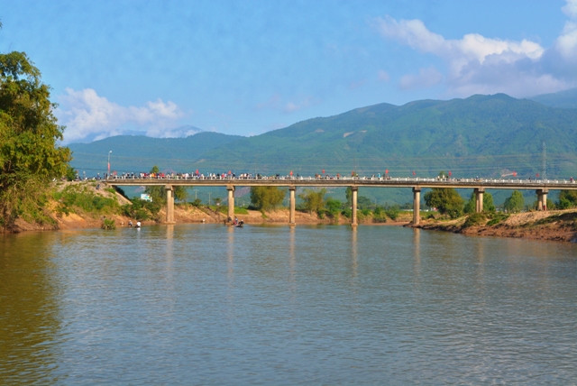 Cầu Hà Tân nơi xảy ra sự việc đau lòng. Ảnh: TRIÊU NHAN