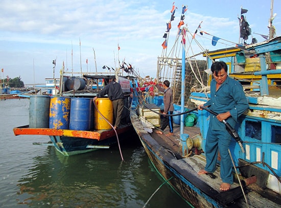 Chủ tàu nộp nhiên liệu để xuất hành mở hàng. Ảnh: HOÀI NHI