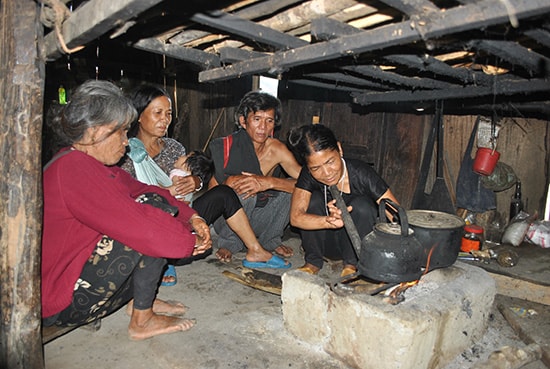 Già làng Hồ Văn Xuyên cùng gia đình bên bếp lửa của gia đình mình ở thôn 3, xã Phước Công, huyện Phước Sơn. Ảnh: N.V.S