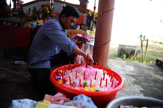 Chuẩn bị cho mâm lễ.