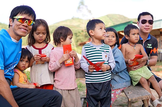 Niềm vui của trẻ em vùng cao trong ngày tết cổ truyền bên những du khách đến từ miền xuôi. Ảnh: Đ.N