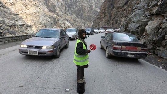 Giám sát giao thông tình nguyện Sedaqat ở Afghanistan. Ảnh: AP