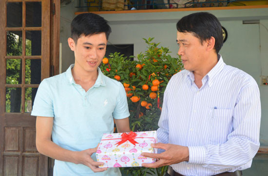 Đại diện chính quyền xã Duy Vinh (Duy Xuyên) tặng quà, động viên thanh niên trước lúc lên đường nhập ngũ. Ảnh: TUẤN ANH