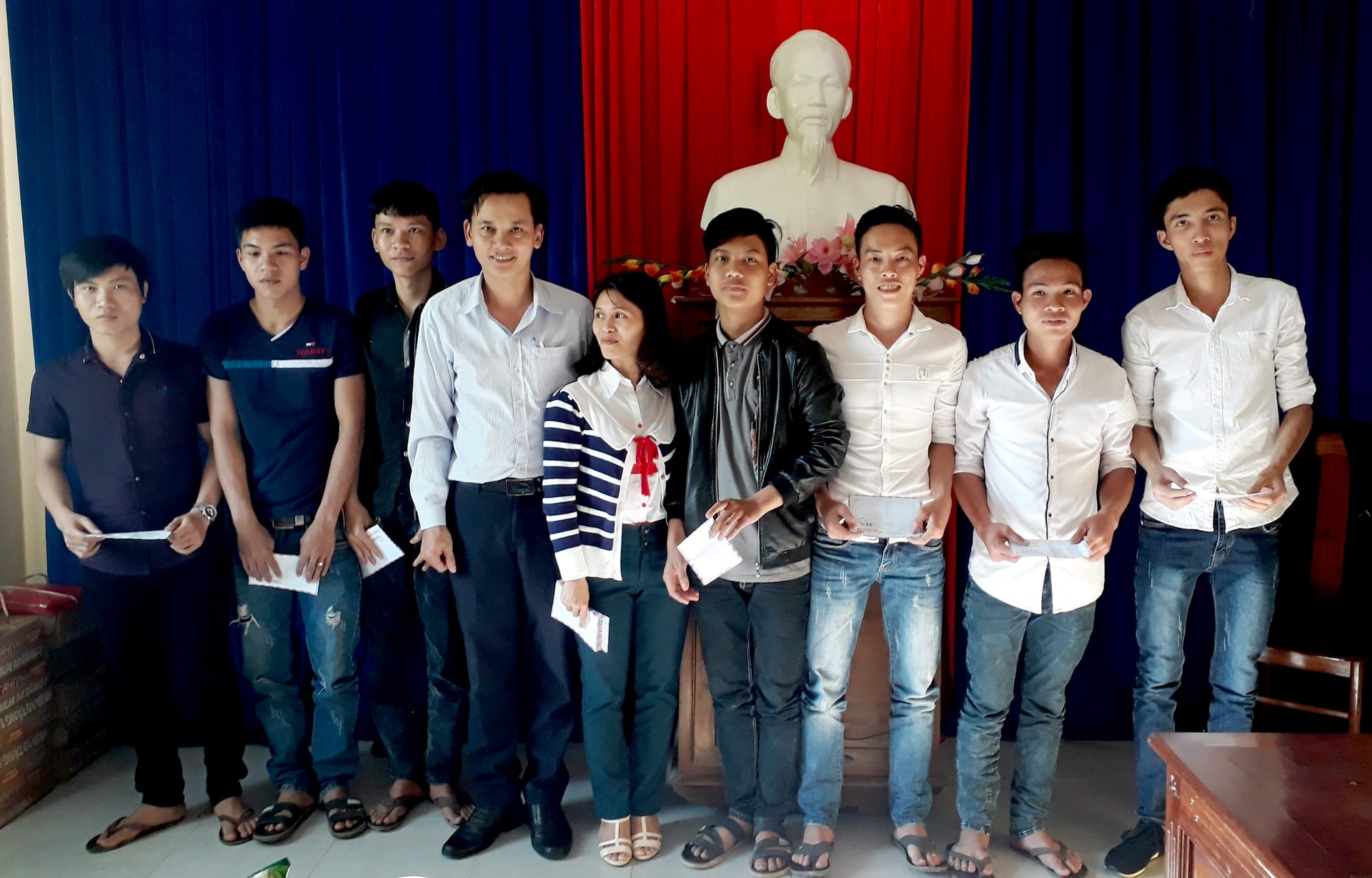 Lãnh đạo xã Quế Trung động viên thanh niên lên đường nhập ngũ. Ảnh: THÔNG VINH