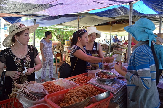 Năm 2017 du khách đến Cù Lao Chàm sẽ được hưởng các sản phẩm dịch vụ chất lượng hơn. Ảnh: V.LỘC