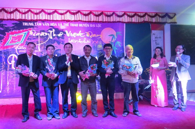 Ông Nguyễn Công Thanh - Phó Bí thư Huyện ủy Đại Lộc tặng hoa chúc mừng 5 tác giả đạt giải. Ảnh: HOÀNG LIÊN