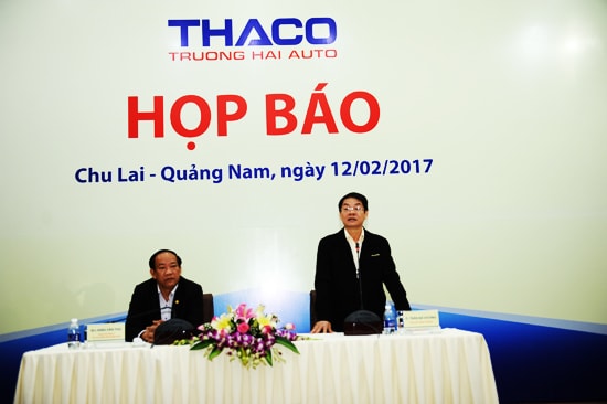 Ông Trần Bá Dương, thông báo với báo chí và trả lời các câu hỏi. Ảnh: MINH HẢI