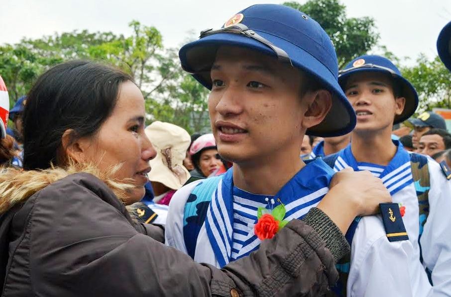 Bịn rịn trước giờ đưa tiễn thanh niên. Ảnh: KHÁNH LINH