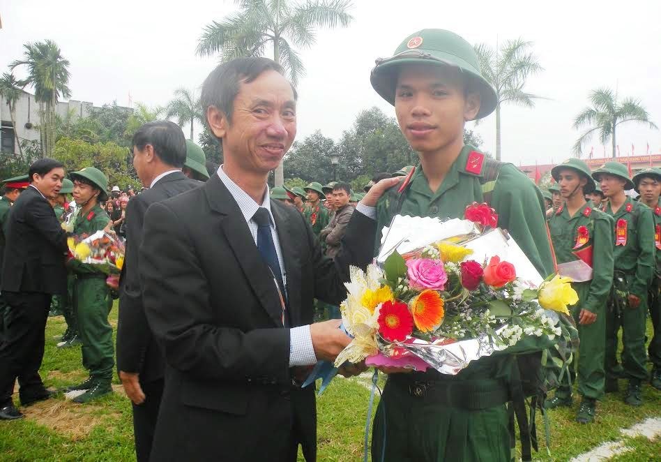 Đồng chí Võ Hồng - Ủy viên Ban Thường vụ Tỉnh ủy, Phó Chủ tịch HĐND tỉnh tặng hoa động viên chiến sĩ mới.