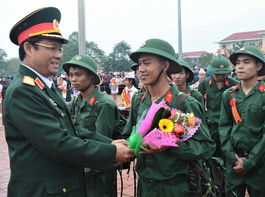 Trung tướng Trần Quang Phương - Ủy viên Trung ương Đảng, Chính ủy Quân khu 5 tặng hoa, dặn dò tân binh. 