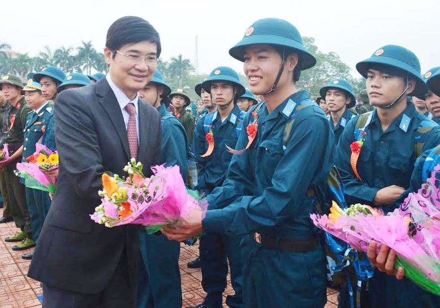 Bí thư Tỉnh ủy Nguyễn Ngọc Quang tặng hoa động viên tân binh.