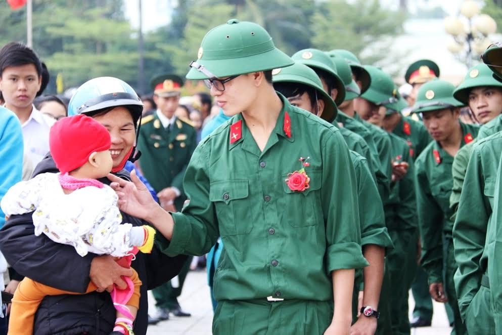 Người thân của tân binh Thi Hoàng Lên (19 tuổi, thôn Trà Tây, xã Tam Mỹ Đông) xúc động chia tay em trước giờ lên đường nhập ngũ. Ảnh: THÀNH CÔNG