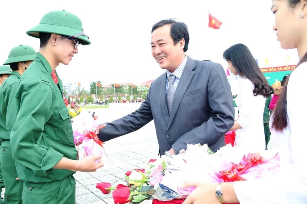 Phó Chủ tịch UBND tỉnh Huỳnh Khánh Toàn tặng hoa, động viên các tân binh. Ảnh: THÀNH CÔNG