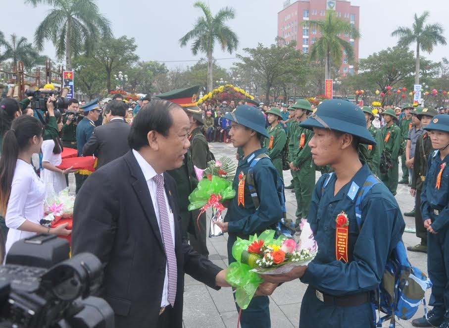 Chủ tịch UBND tỉnh Đinh Văn Thu tặng hoa, thăm hỏi và động viên thanh niên Tam Kỳ lên đường nhập ngũ